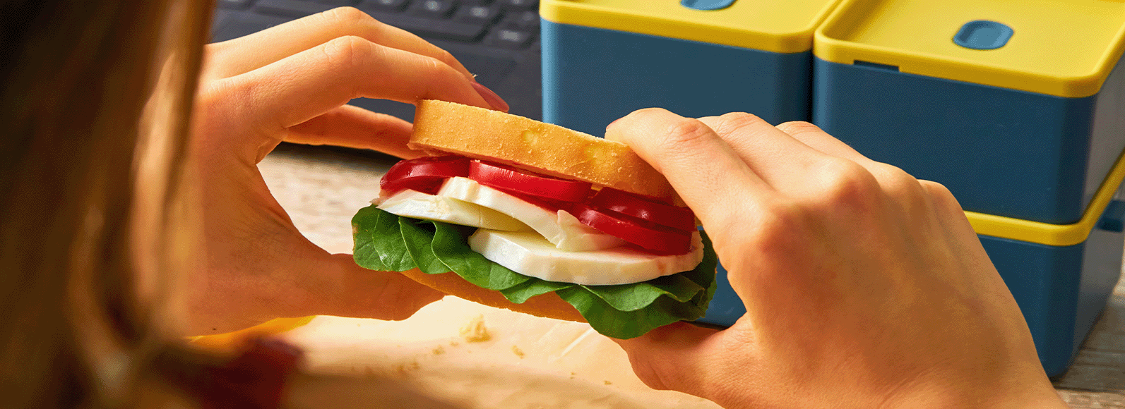 Foto de uma pessoa segurando um dos lanches sem glúten que listamos no artigo